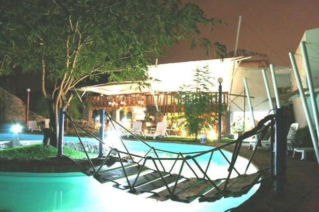 Montroi Hotel Colima Exterior photo